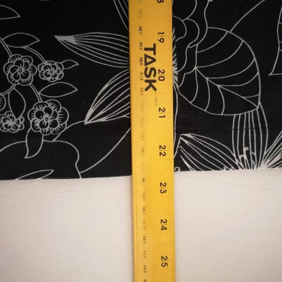 Encore Ladies Size 18 Black & White Flower Patterned Straight Fit Skirt - Picture 9 of 9